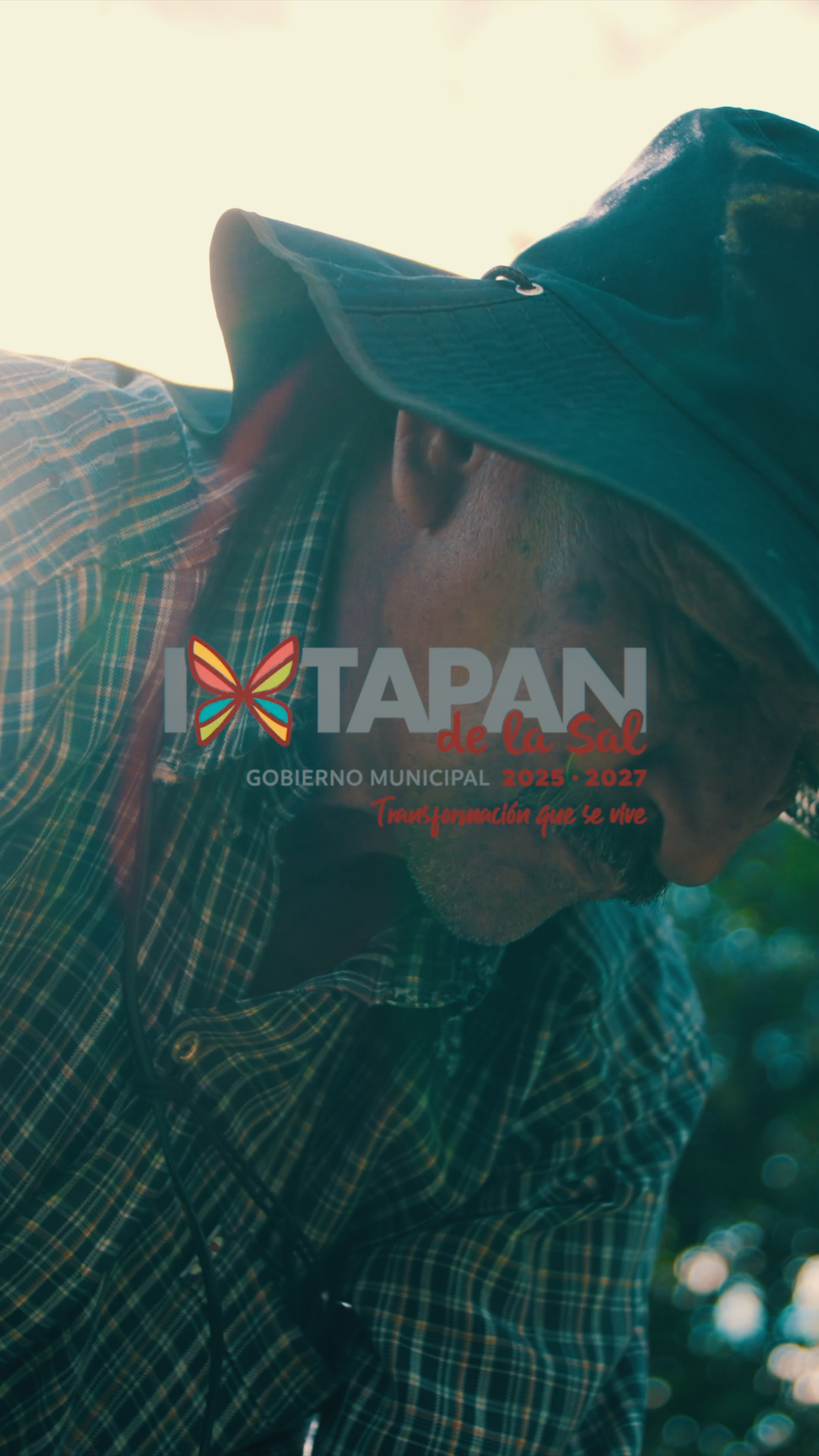 Hombre de campo con sombrero y camisa de cuadros, con branding del Gobierno Municipal de Ixtapan de la Sal 2025-2027 superpuesto